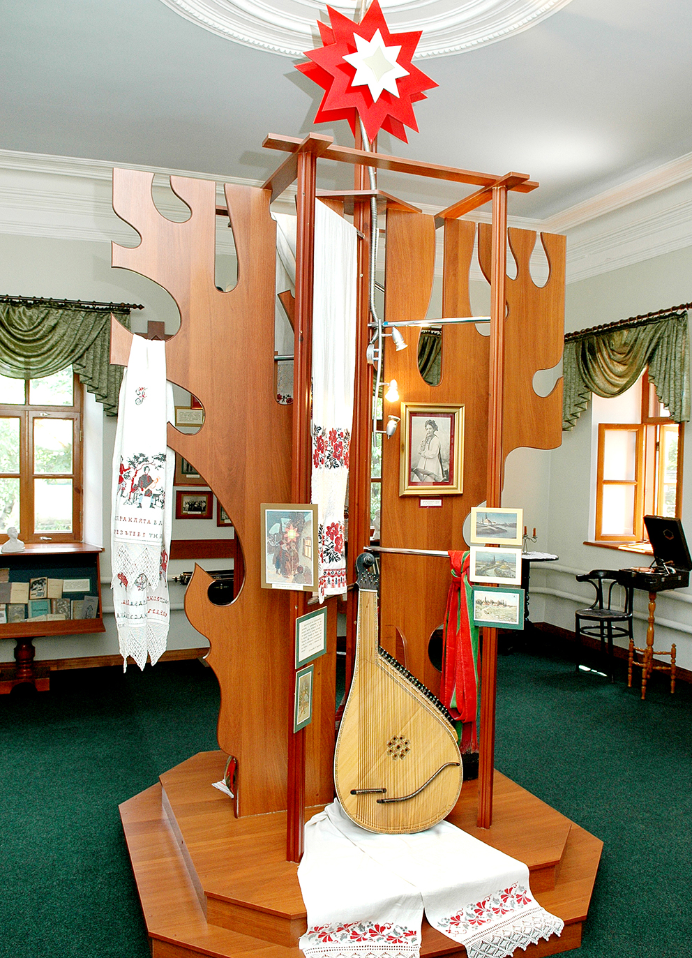 Фрагмент експозиції Меморіального музею Б. Грінченка у с. Олексіївка Перевальського р-ну Луганської обл. 2004